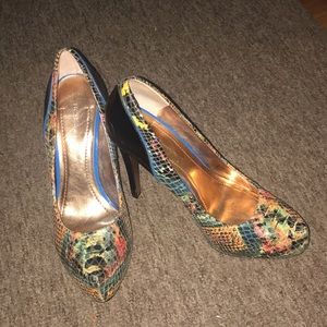 BCBGeneration PAEYTON multicolor snakeskin pump